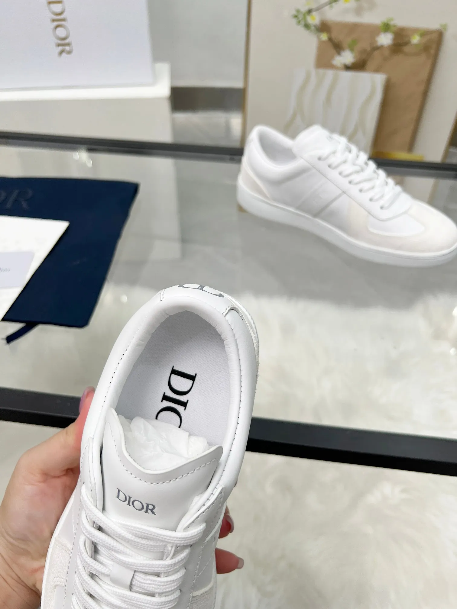 👟👟Ex-factory price 460👟👟Male size +10 correct✅ version. 𝐃𝐢𝐨𝐫 𝟮𝟱𝐏𝐫𝐞-𝐅𝐚𝐥𝐥 𝐁𝐞𝐫𝐥𝐢𝐧 𝟬𝟭 Dior B01 couple casual moral training shoes white shoes sneakers late 90s fashion brand Maison Margiela purchased GAT in large quantities and gave them a makeover. This shoe type of De Xun officially started its fashion journey. Original: Top layer of cowhide, cowhide lining, original outsole Size: 35-45 (40 for women, 45 for men, custom made, non-refundable)